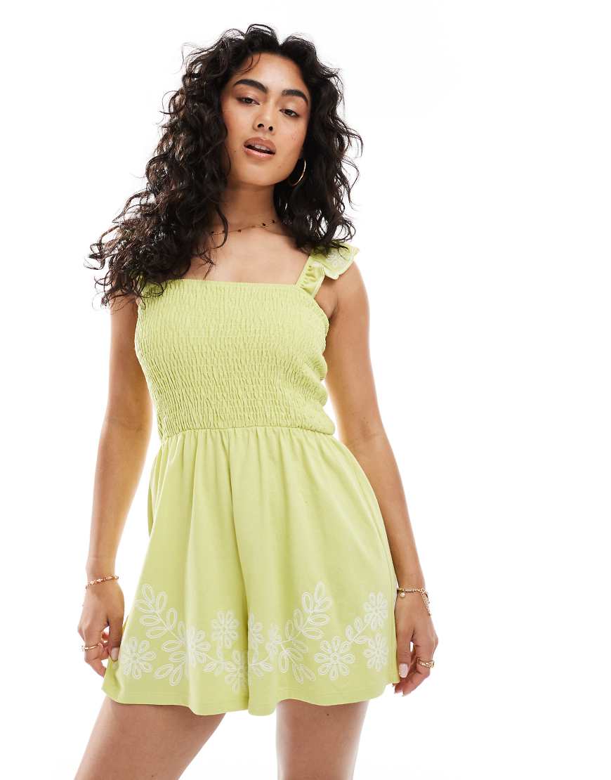 Miss Selfridge - Playsuit in Blassgrün mit Rüschenärmeln und Stickerei von Miss Selfridge