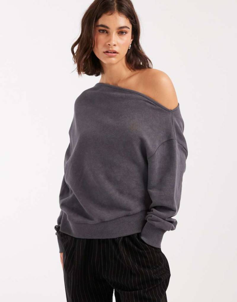 Miss Selfridge - Plissiertes Off-Shoulder-Sweatshirt in anthrazitgrauer Acid-Waschung von Miss Selfridge
