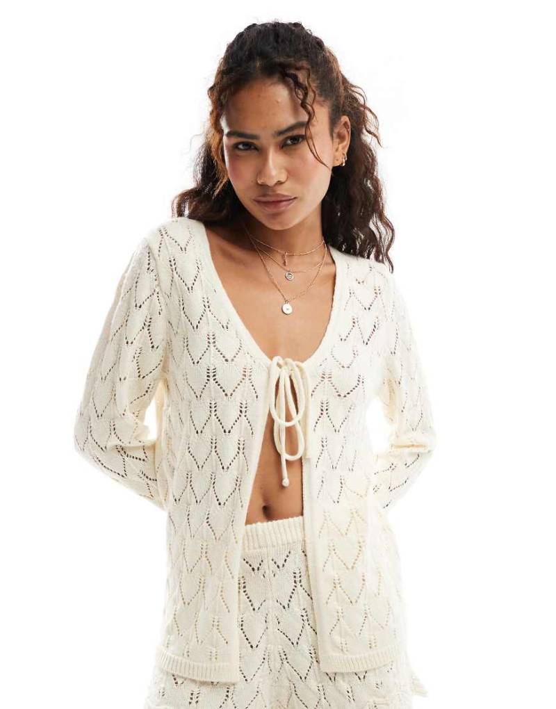 Miss Selfridge - Pointelle-Strickjacke in Cremeweiß mit gebundener Vorderseite und ausgestellten Ärmeln, Kombiteil von Miss Selfridge