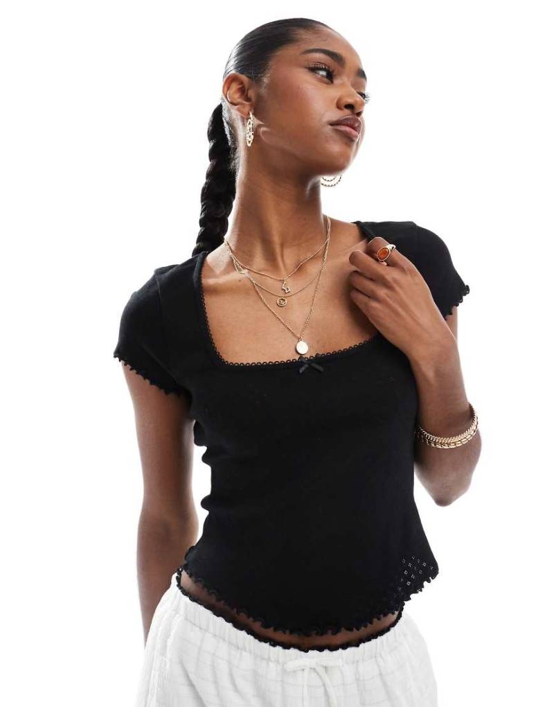 Miss Selfridge - Pointelle-T-Shirt in Schwarz mit eckigem Ausschnitt und Spitzenborte Miss Selfridge - Pointelle-T-Shirt in Schwarz mit eckigem Ausschnitt und Spitzenborte von Miss Selfridge