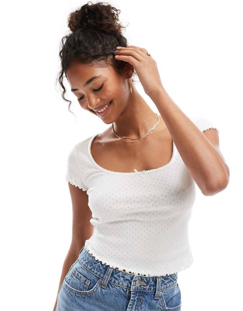 Miss Selfridge - Pointelle-T-Shirt in Weiß mit eckigem Ausschnitt und Spitzenbesatz-Bunt von Miss Selfridge