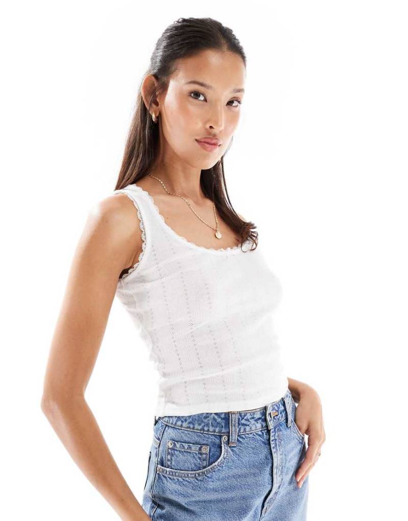 Miss Selfridge - Pointelle-Trägertop in Weiß mit Spitze Miss Selfridge - Pointelle-Trägertop in Weiß mit Spitze von Miss Selfridge