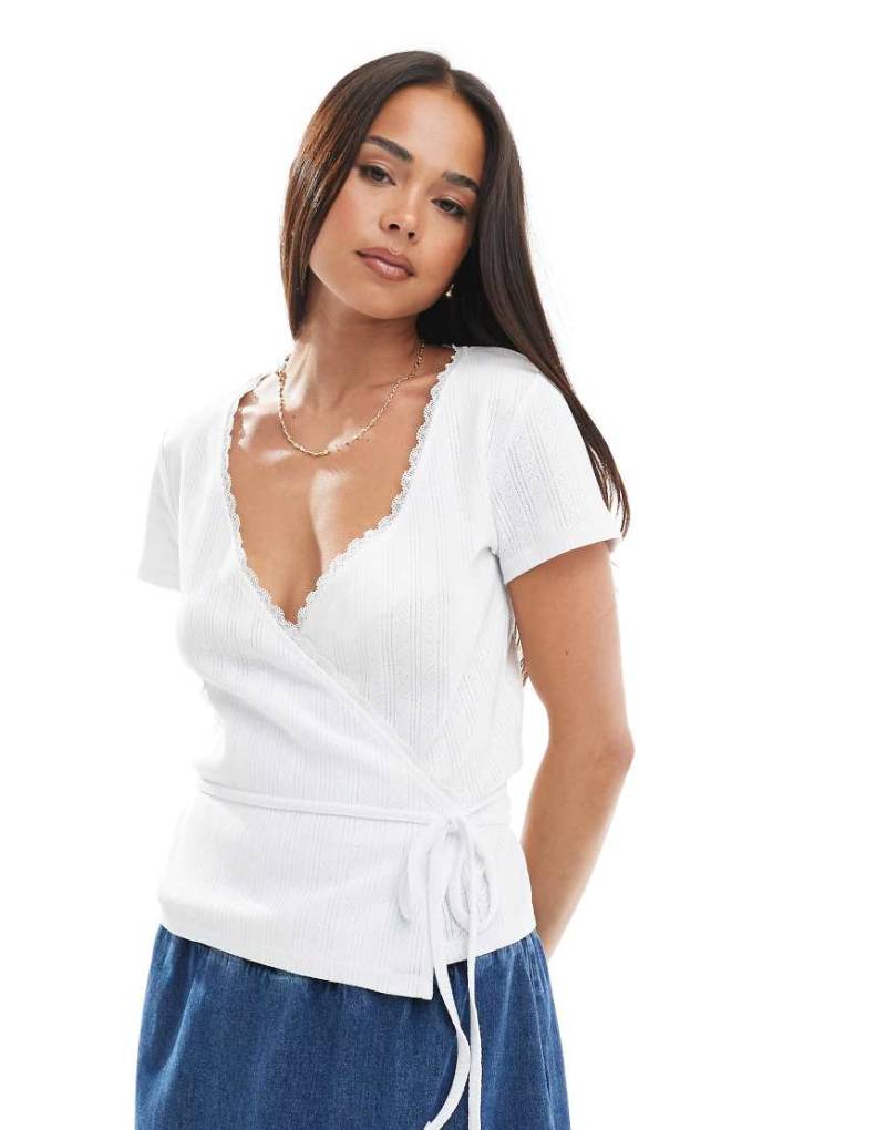 Miss Selfridge - Pointelle-Wickeltop in Weiß mit Spitzenborte von Miss Selfridge