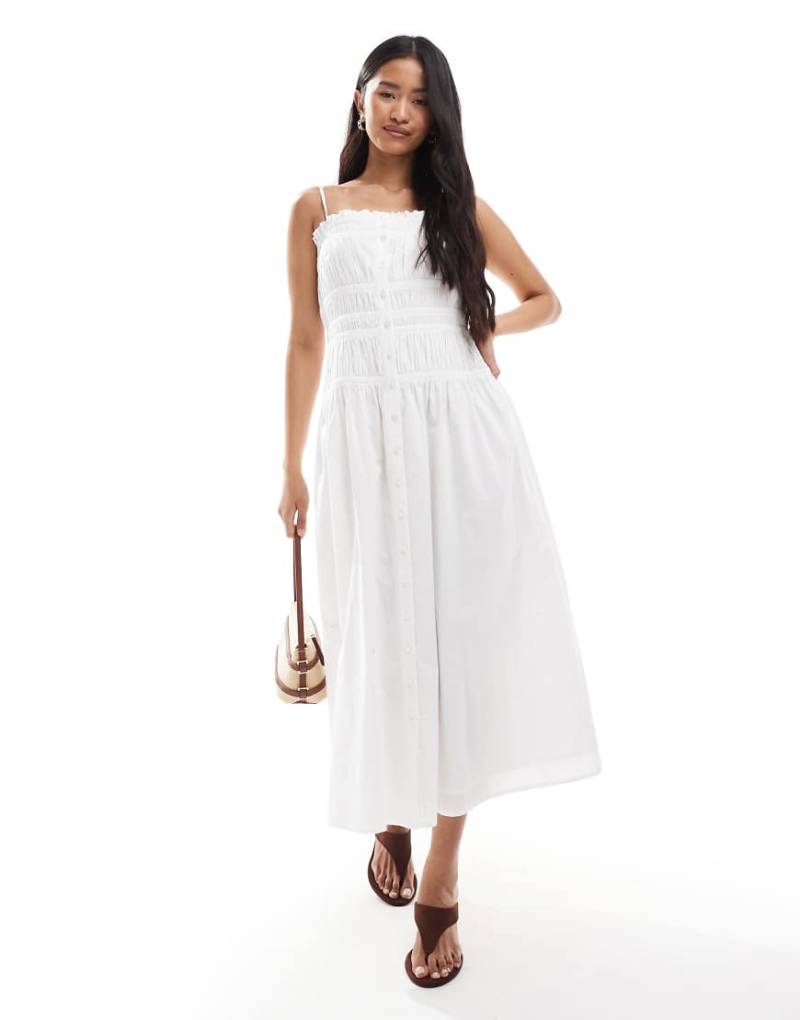 Miss Selfridge - Popeline-Maxikleid in Weiß mit gesmoktem Oberteil und durchgehender Knopfleiste von Miss Selfridge