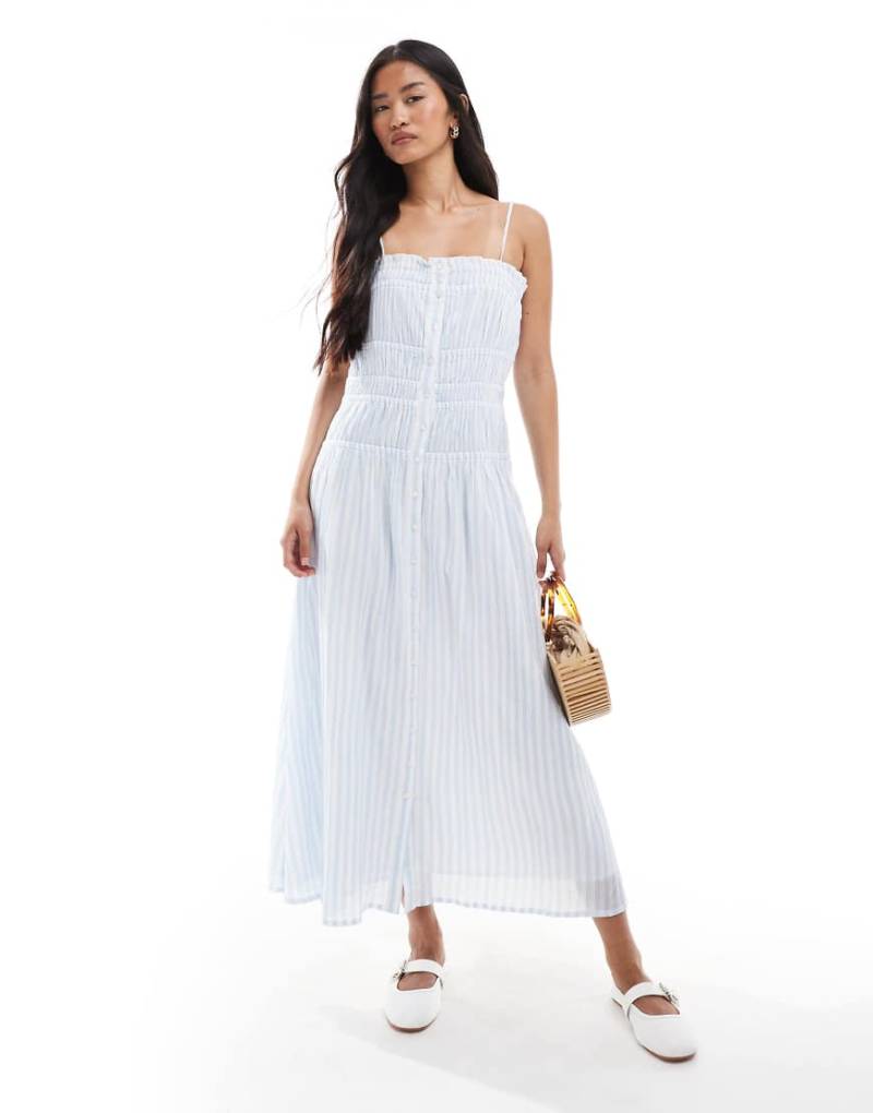 Miss Selfridge - Popeline-Maxikleid in gestreiftem Blau mit gesmoktem Oberteil und durchgehender Knopfleiste-Bunt von Miss Selfridge