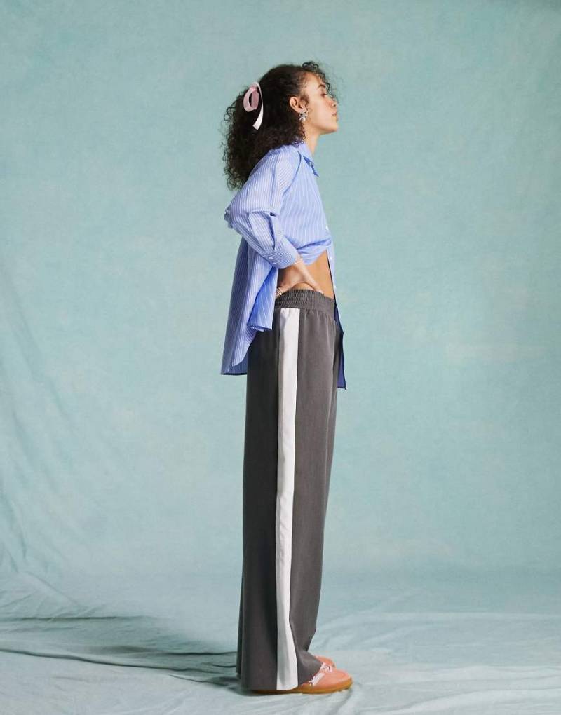 Miss Selfridge - Pull-on-Hose in Grau mit weitem Bein und Seitenstreifen von Miss Selfridge