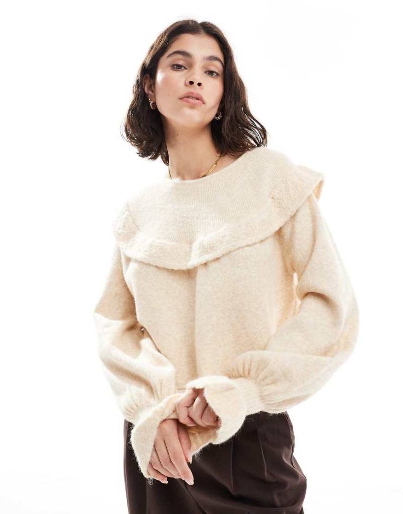 Miss Selfridge - Pullover in Creme mit Rüschenkragen und Ballonärmeln-Neutral von Miss Selfridge