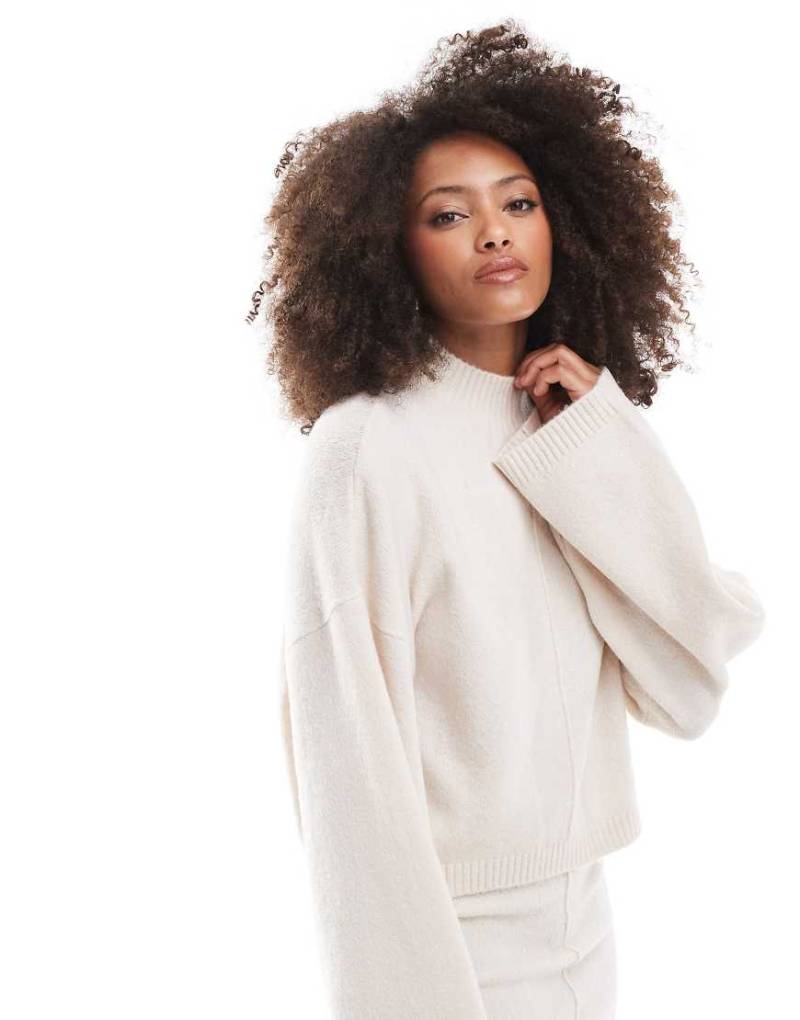 Miss Selfridge - Pullover in Hellbeige mit Stehkragen und Ziernaht-Neutral Miss Selfridge - Pullover in Hellbeige mit Stehkragen und Ziernaht-Neutral von Miss Selfridge