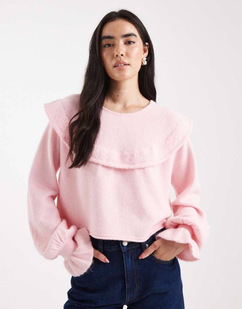 Miss Selfridge - Pullover in zartem Rosa mit Rüschenkragen und Ballonärmeln von Miss Selfridge