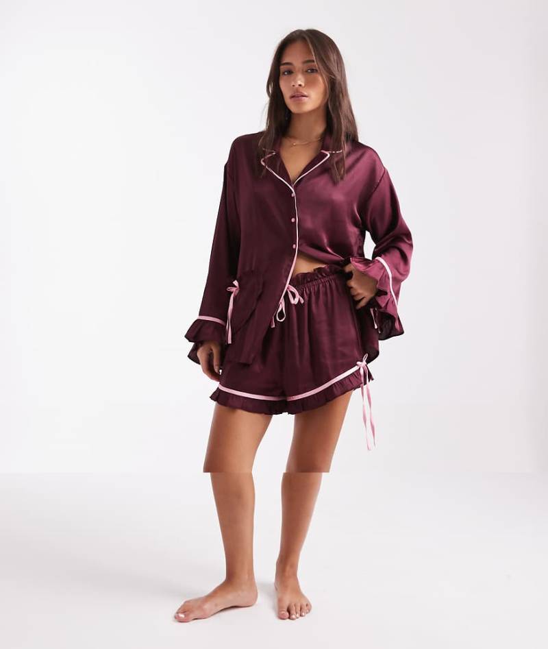 Miss Selfridge - Pyjama-Set aus Satin in Feigenlila mit Shorts von Miss Selfridge