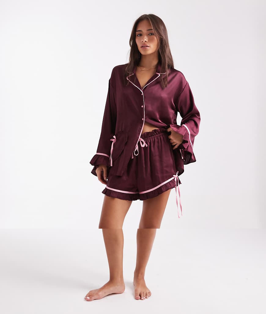 Miss Selfridge - Pyjama-Set aus Satin in Feigenlila mit Shorts von Miss Selfridge