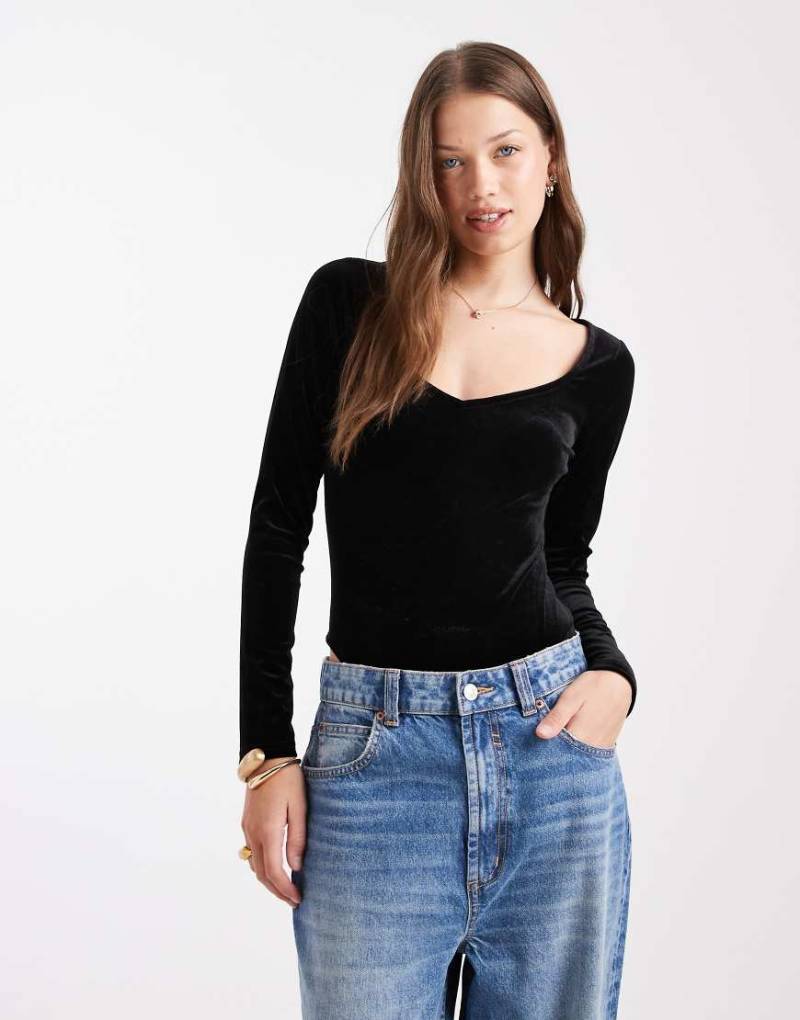 Miss Selfridge - Samt-Body mit Herzausschnitt-Schwarz von Miss Selfridge