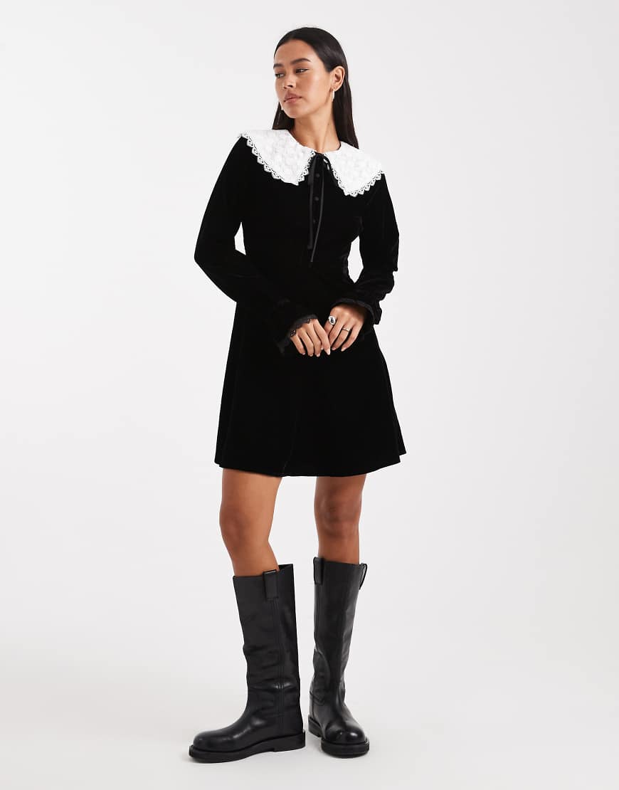 Miss Selfridge - Samt-Minikleid in Schwarz mit Kragen von Miss Selfridge