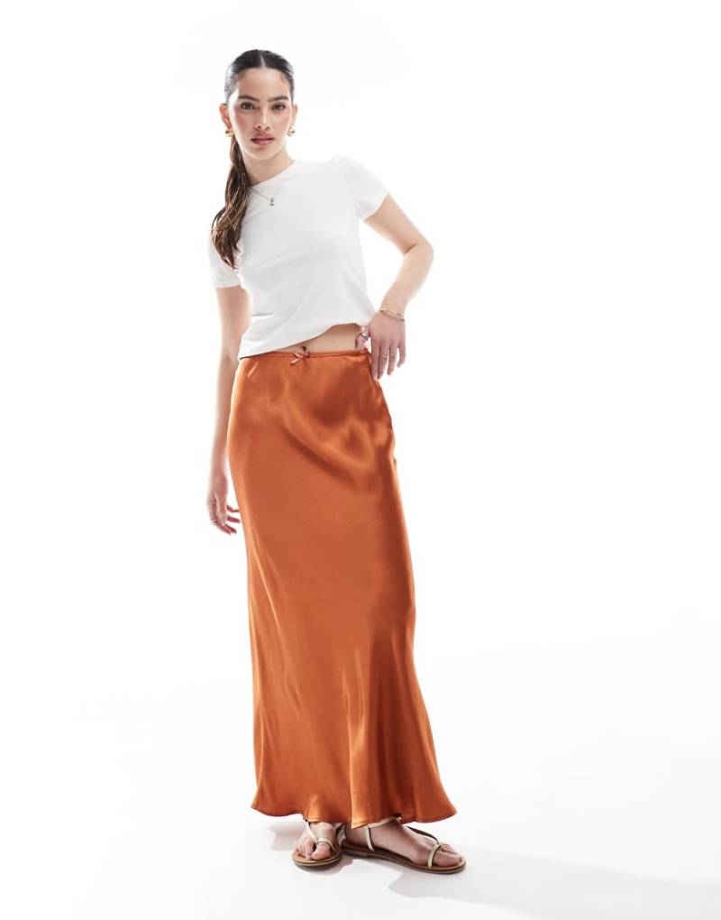 Miss Selfridge - Satin-Maxirock in Ingwerbraun mit Schrägschnitt und Schleifenverzierung von Miss Selfridge