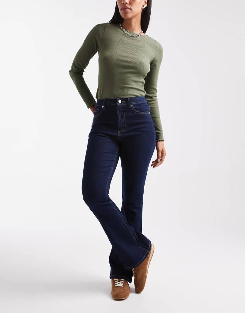 Miss Selfridge - Schlagjeans in indigoblauer Waschung Miss Selfridge - Schlagjeans in indigoblauer Waschung von Miss Selfridge