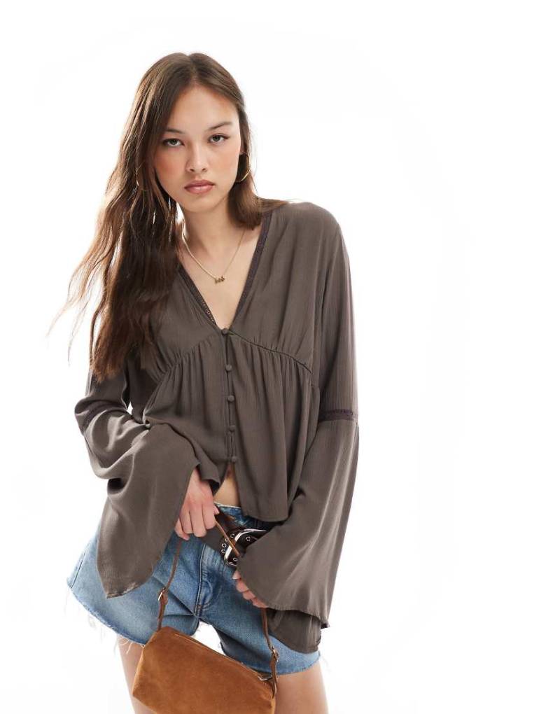 Miss Selfridge - Schößchenbluse in Schokobraun mit Knopfleiste und ausgestellten Ärmeln von Miss Selfridge