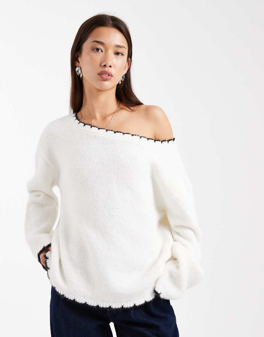 Miss Selfridge - Schulterfreier, asymmetrischer, lockerer Pullover in Creme mit Languettenstich-Weiß von Miss Selfridge