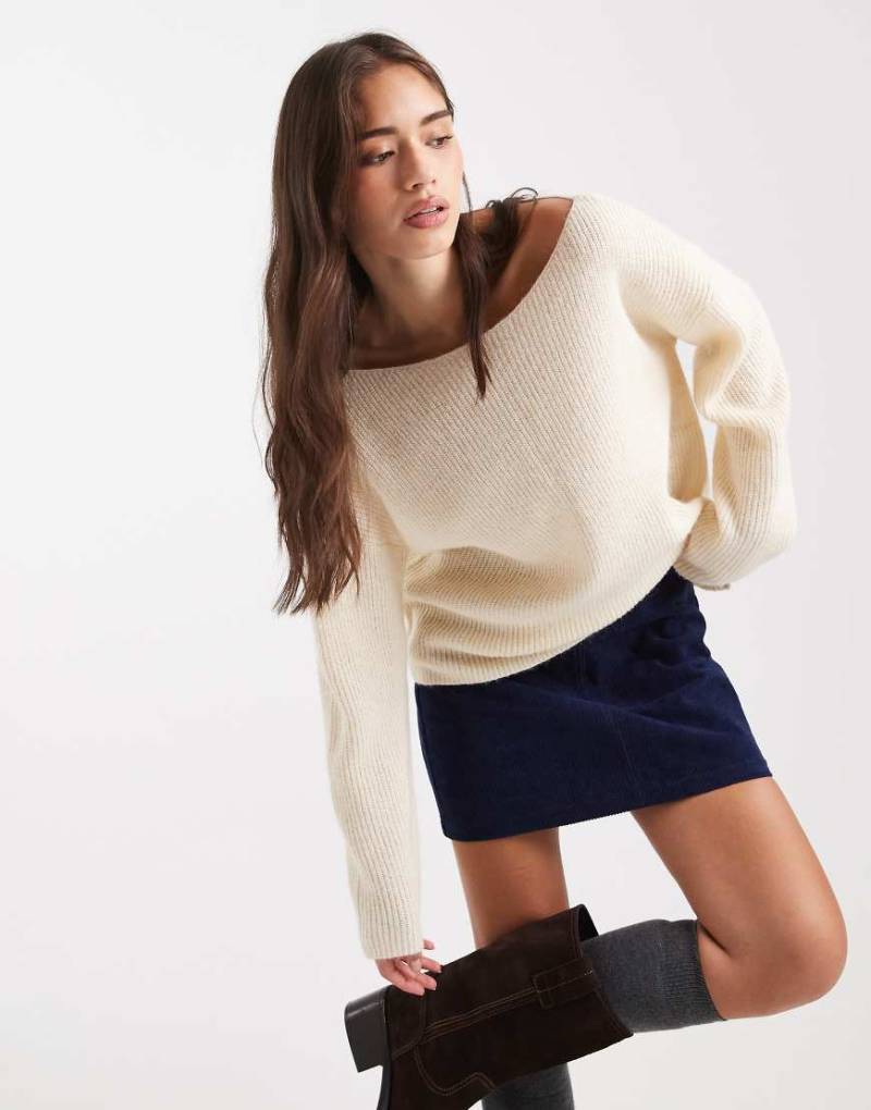 Miss Selfridge - Schulterfreier, lockerer Pullover in Creme-Weiß von Miss Selfridge