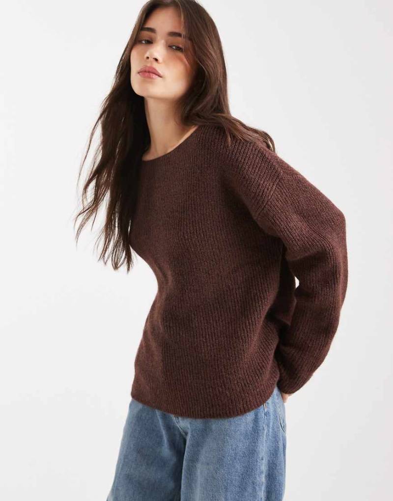 Miss Selfridge - Schulterfreier, lockerer Pullover in Schokobraun-Brown von Miss Selfridge