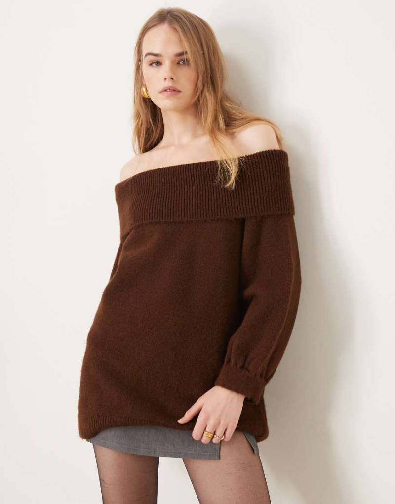 Miss Selfridge - Schulterfreier Oversize-Strickpullover in Braun von Miss Selfridge