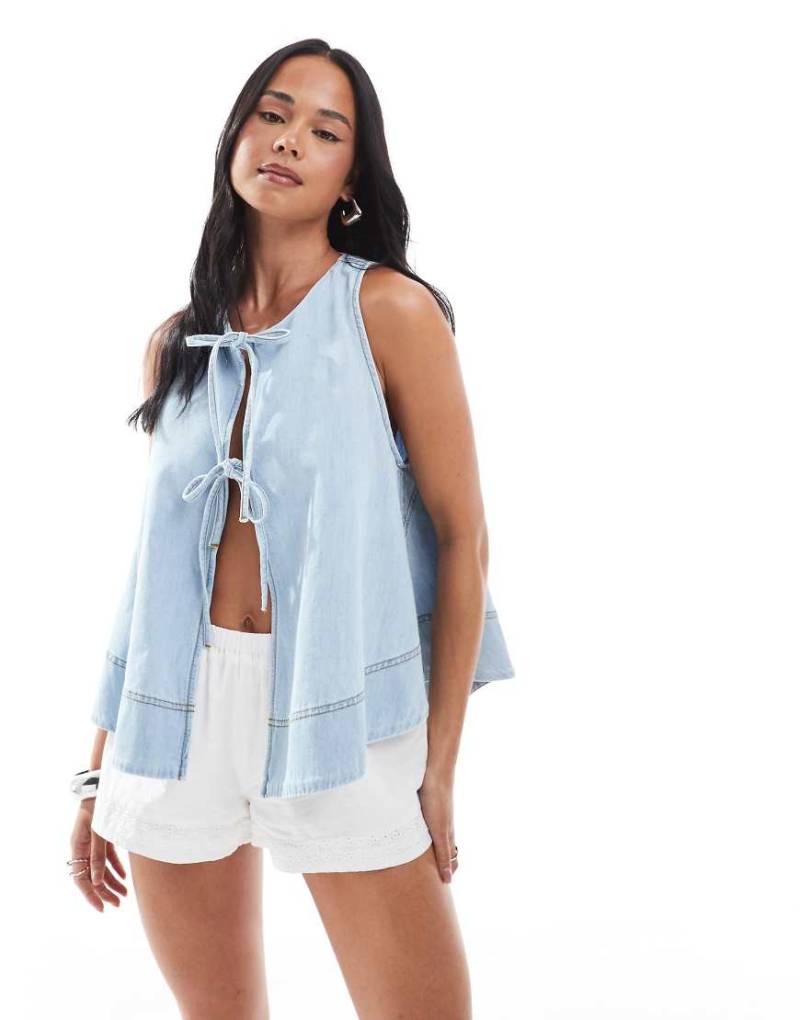 Miss Selfridge - Schwingende Weste mit Bindedetail vorne und ausgebleichter Waschung-Blau von Miss Selfridge