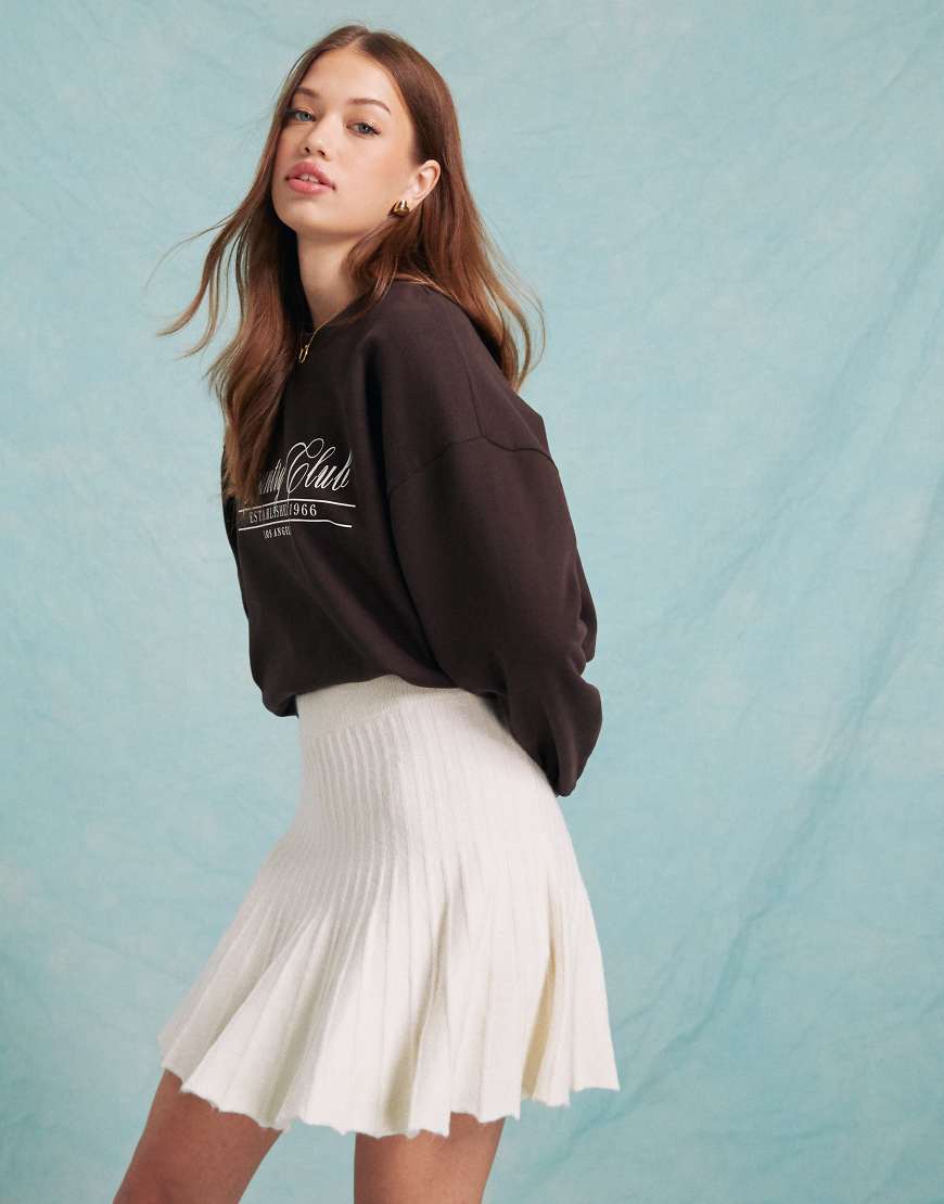 Miss Selfridge - Schwingender Mini-Faltenrock aus Strick in Cremeweiß von Miss Selfridge