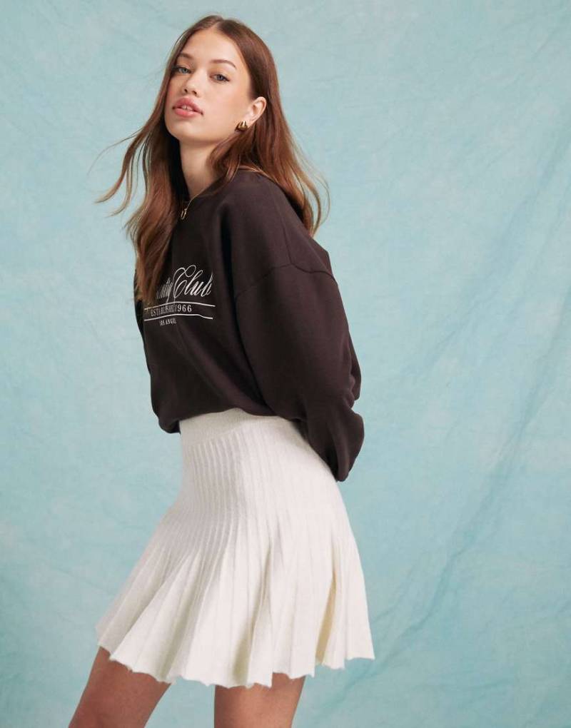 Miss Selfridge - Schwingender Mini-Faltenrock aus Strick in Cremeweiß von Miss Selfridge