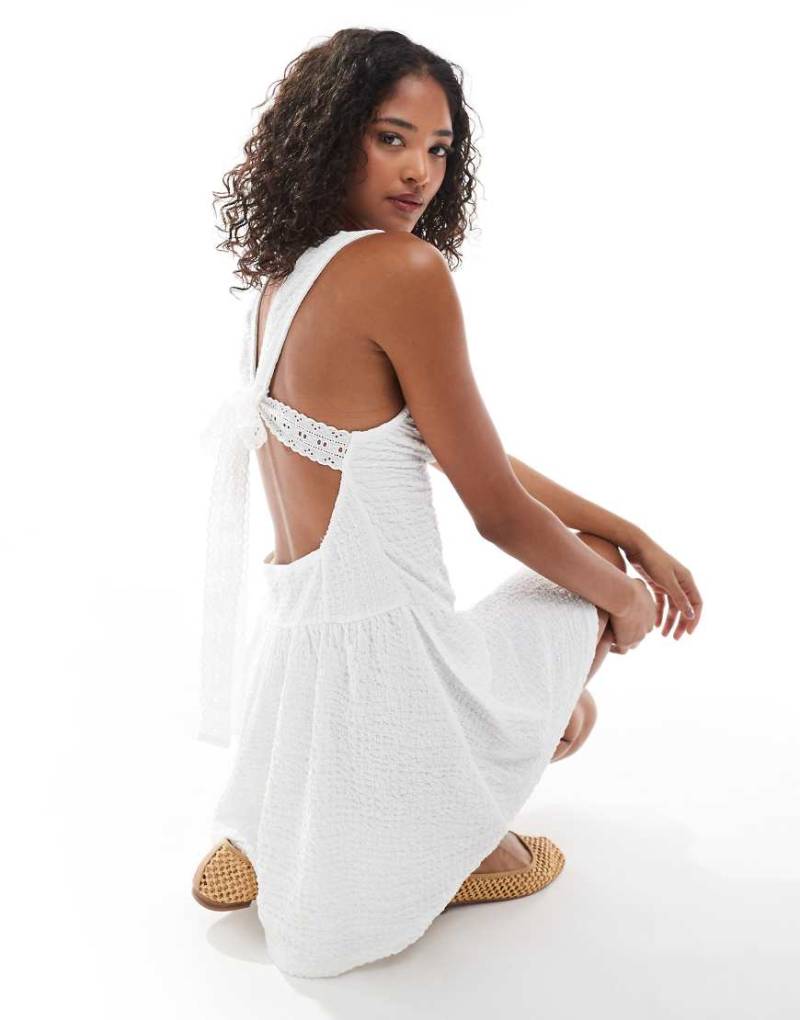 Miss Selfridge - Schwingendes Kleid aus strukturiertem Jersey in Creme mit Spitzenbesatz und Schnürung am Rücken-Keine Farbe von Miss Selfridge