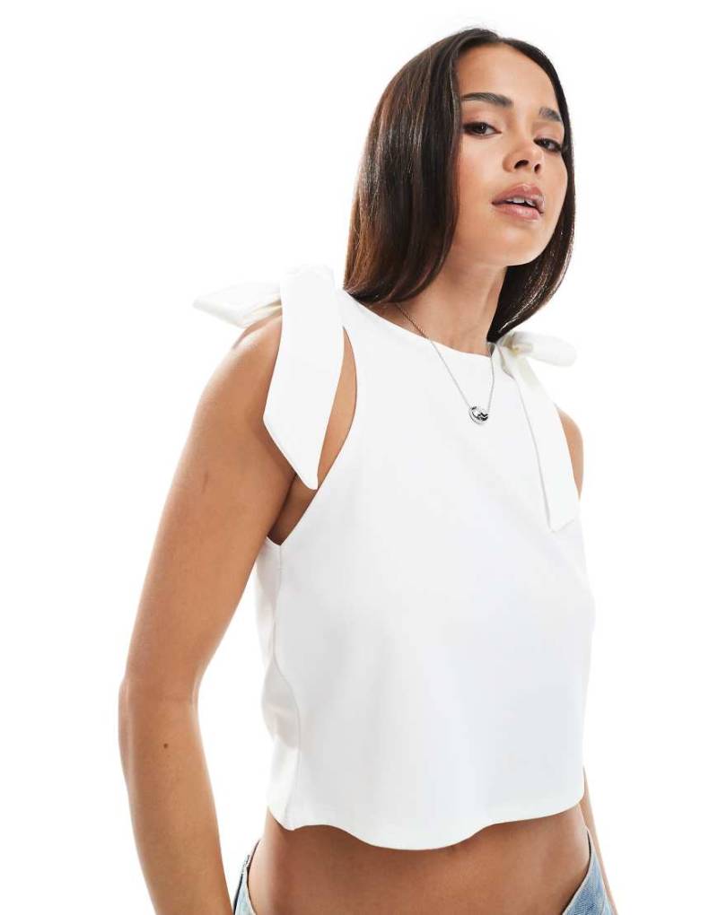 Miss Selfridge - Oberteil aus neoprenähnlichem Stoff in Cremeweiß mit gebundenen Trägern und Ringerrücken von Miss Selfridge