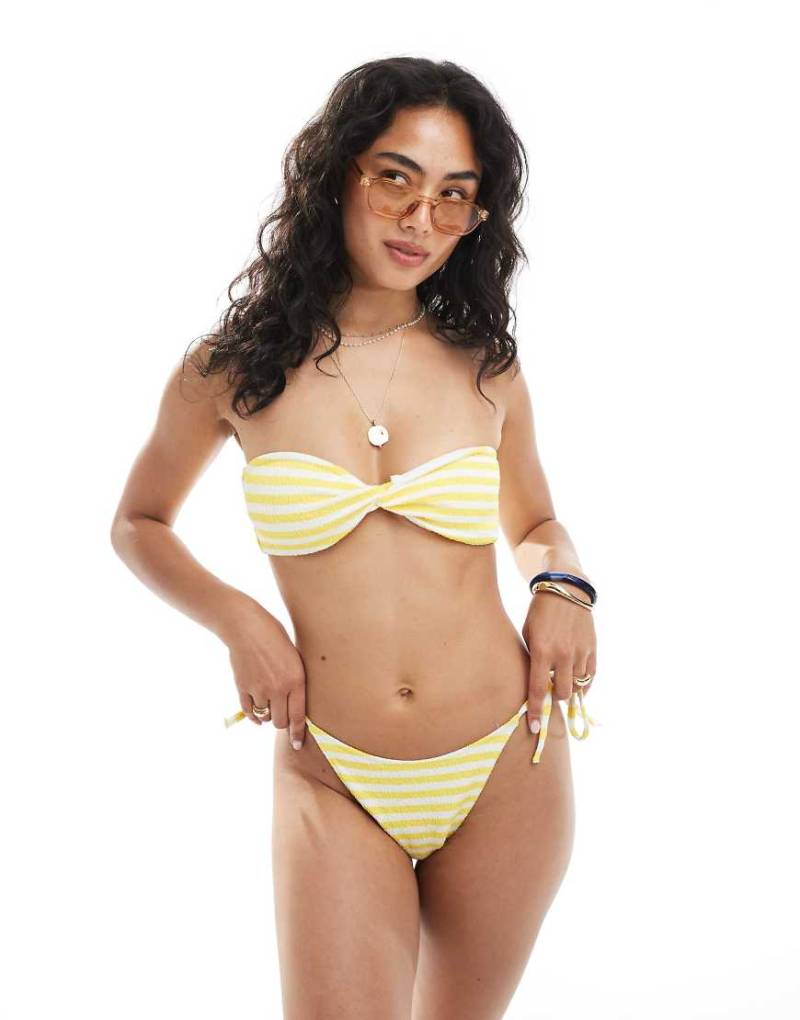 Miss Selfridge - Seitlich gebundene Bikinihose in strukturiertem Gelb von Miss Selfridge