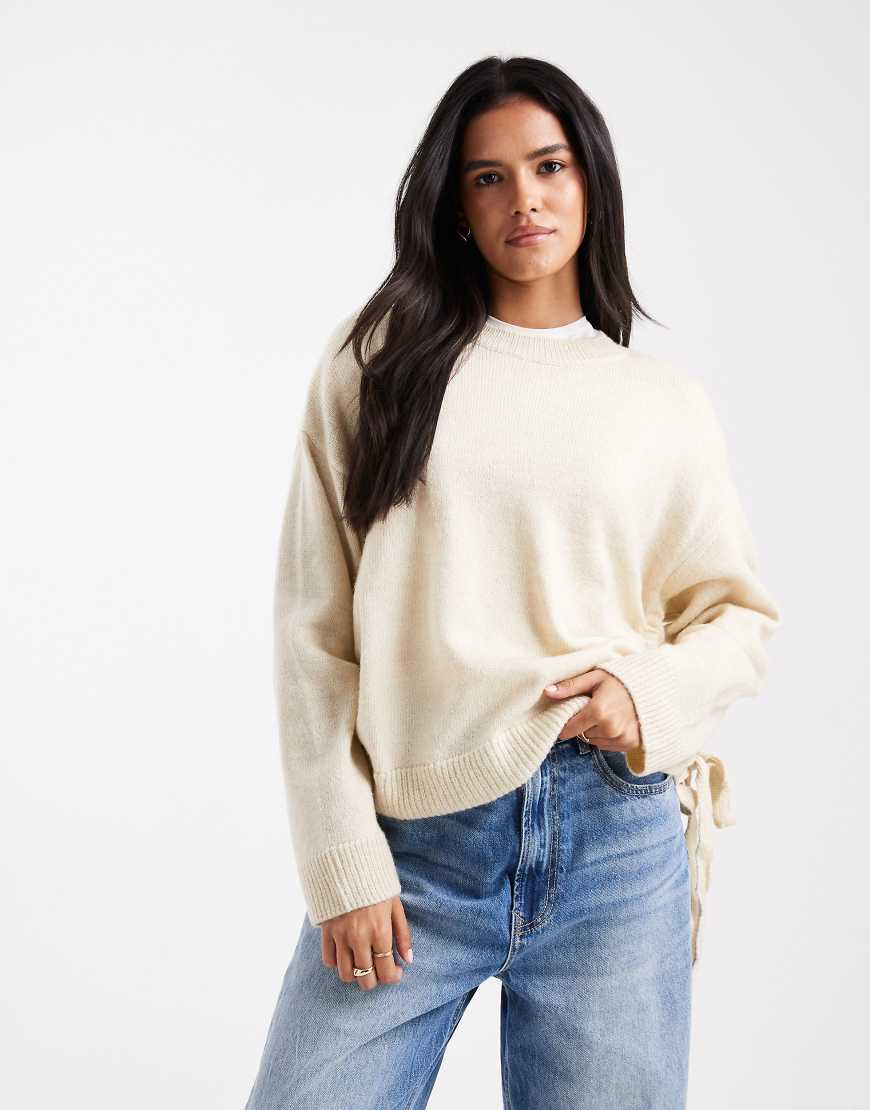 Miss Selfridge - Seitlich geraffter Pullover in Buttermilch mit Bindedetail-Gelb von Miss Selfridge