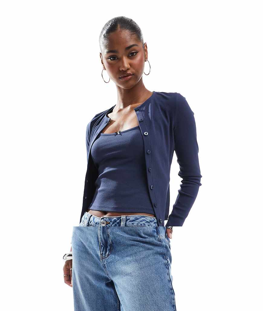 Miss Selfridge - Set mit gerippter Strickjacke und Camisole in Marineblau Miss Selfridge - Set mit gerippter Strickjacke und Camisole in Marineblau von Miss Selfridge