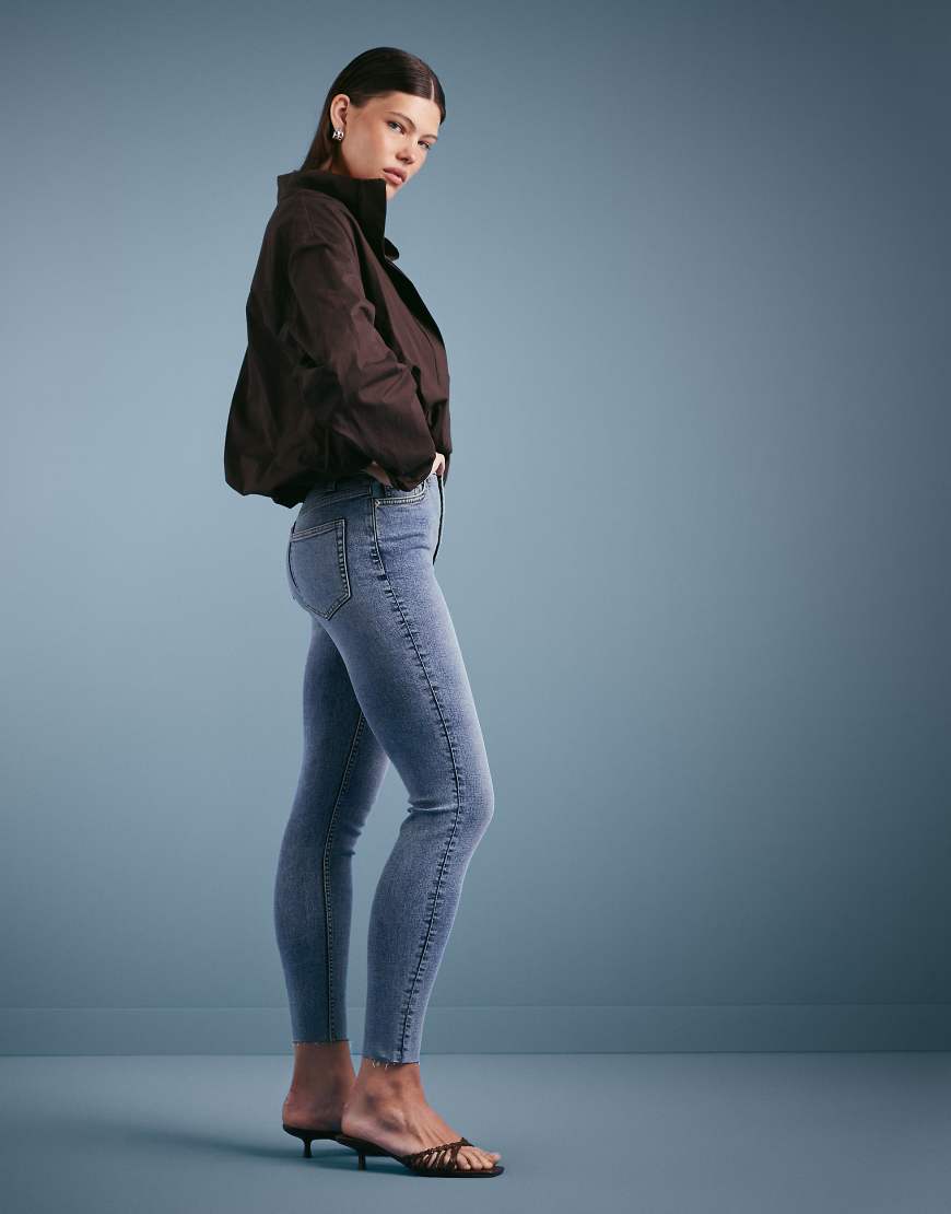 Miss Selfridge - Skinny-Jeans in Dirty-Waschung-Blau von Miss Selfridge