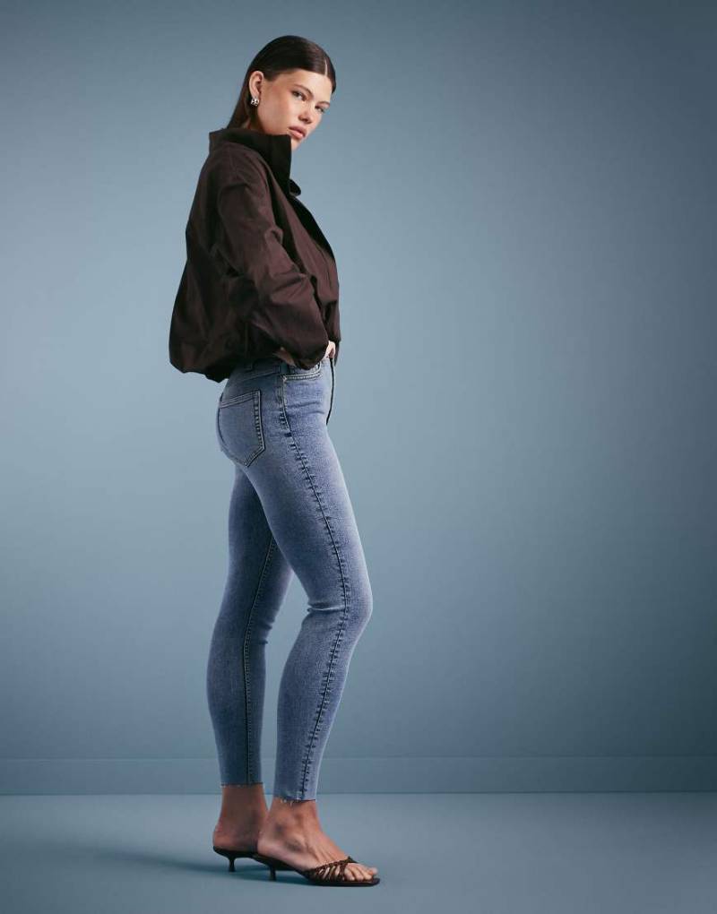 Miss Selfridge - Skinny-Jeans in Dirty-Waschung-Blau Miss Selfridge - Skinny-Jeans in Dirty-Waschung-Blau von Miss Selfridge