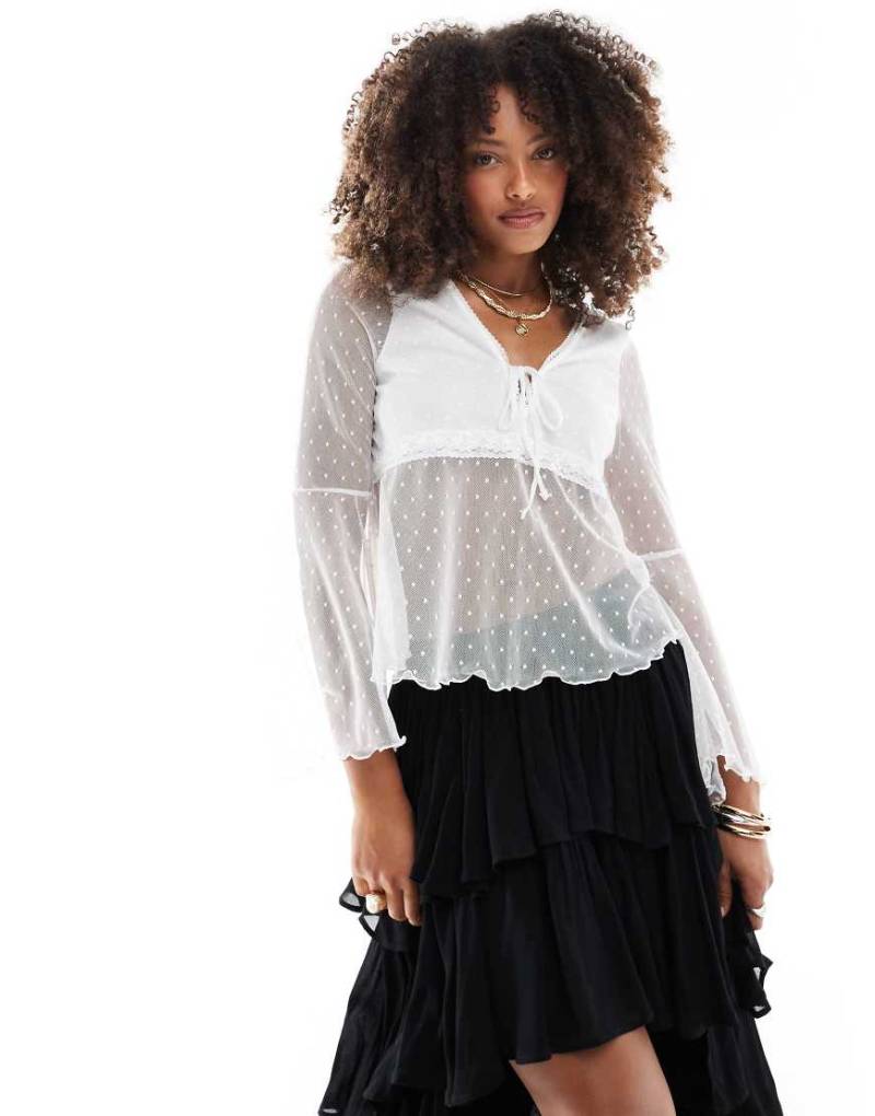 Miss Selfridge - Spitzen-Schößchenoberteil in Elfenbein mit ausgestellten, langen Ärmeln-Weiß von Miss Selfridge