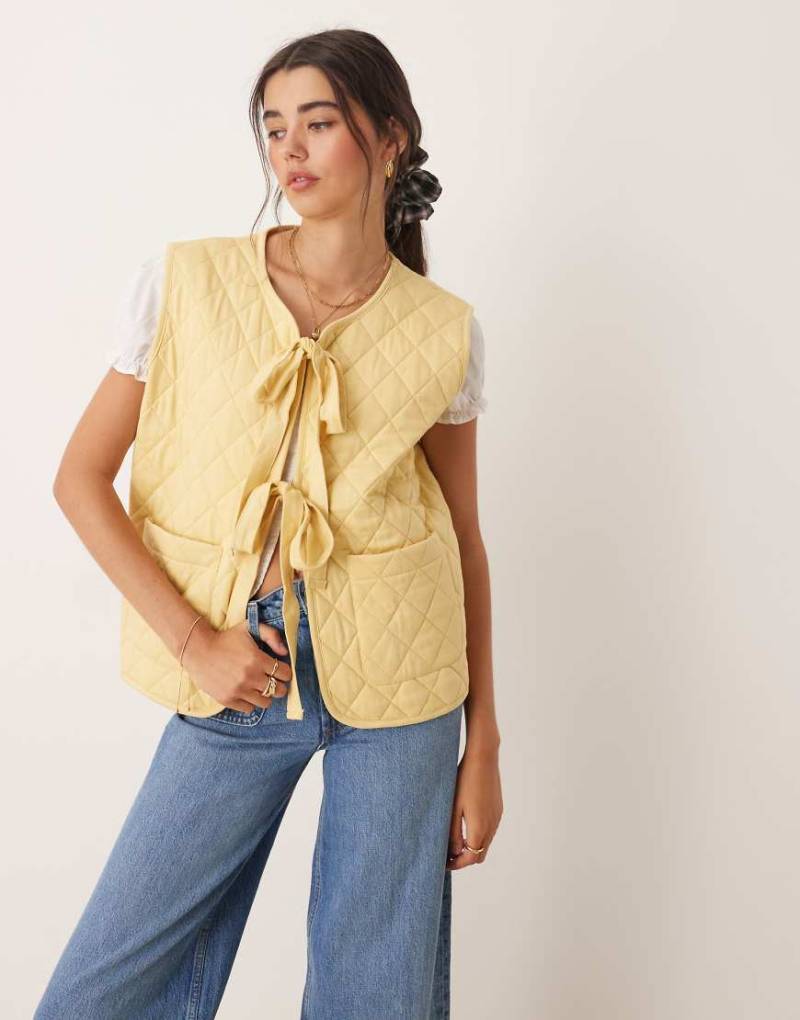 Miss Selfridge - Steppweste in Buttermilchgelb von Miss Selfridge