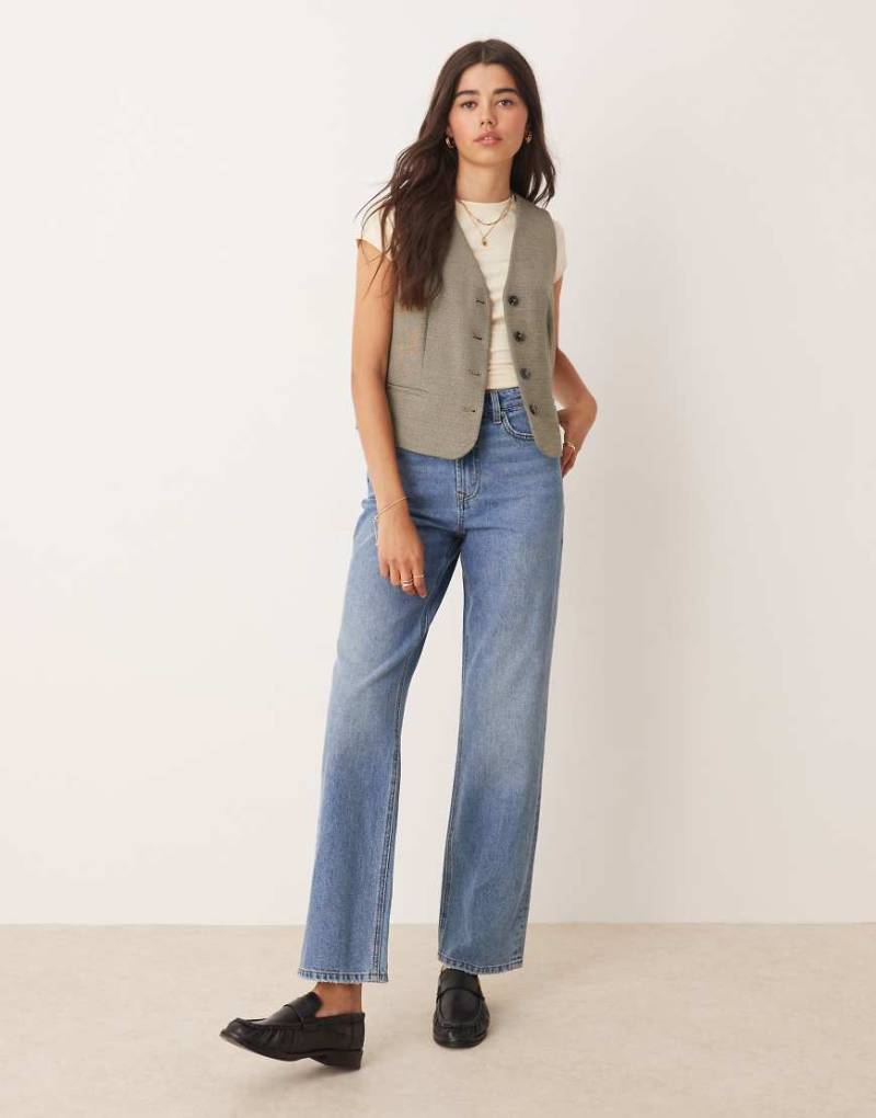 Miss Selfridge - Straight Jeans in blauer Waschung mit Herztaschen von Miss Selfridge