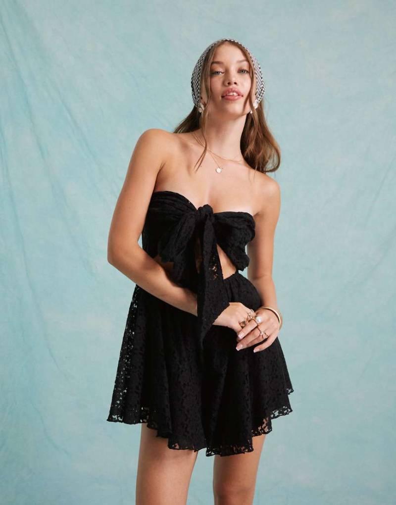 Miss Selfridge - Strand-Playsuit in Schwarz aus Spitze mit Bindedetail vorn Miss Selfridge - Strand-Playsuit in Schwarz aus Spitze mit Bindedetail vorn von Miss Selfridge