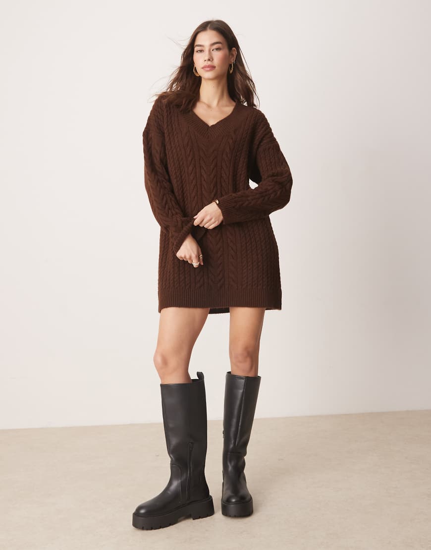 Miss Selfridge - Strick-Midikleid in Schokobraun mit Zopfmuster und V-Ausschnitt von Miss Selfridge