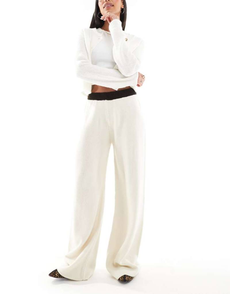 Miss Selfridge - Strickhose mit weitem Bein und schokoladenbraunem Kontrast-Bund-Weiß Miss Selfridge - Strickhose mit weitem Bein und schokoladenbraunem Kontrast-Bund-Weiß von Miss Selfridge