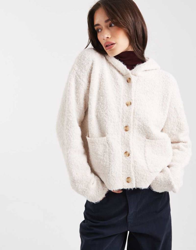 Miss Selfridge - Strickjacke aus Bouclé in Haferbeige mit Knöpfen und Kapuze-Neutral von Miss Selfridge