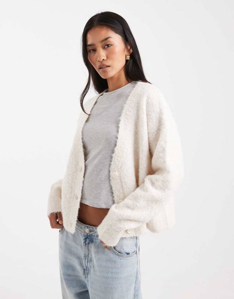 Miss Selfridge - Strickjacke aus Bouclé in Haferbeige mit V-Ausschnitt-Neutral von Miss Selfridge
