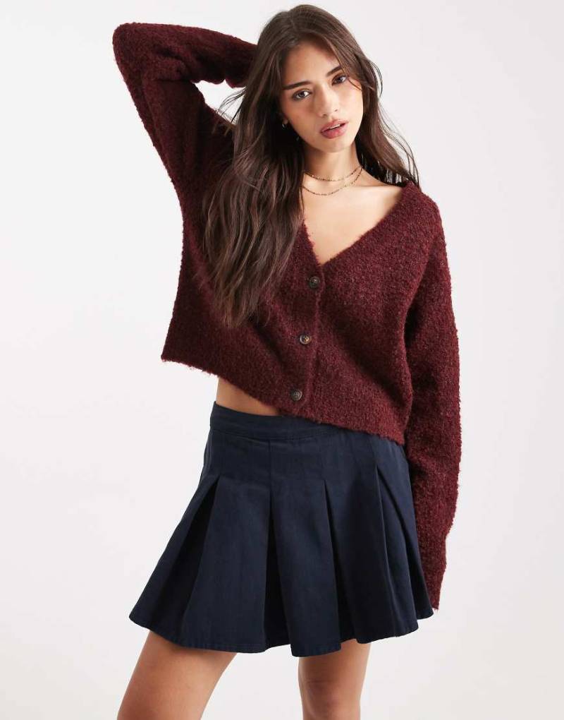Miss Selfridge - Strickjacke aus Bouclé in Pflaume mit V-Ausschnitt-Lila von Miss Selfridge