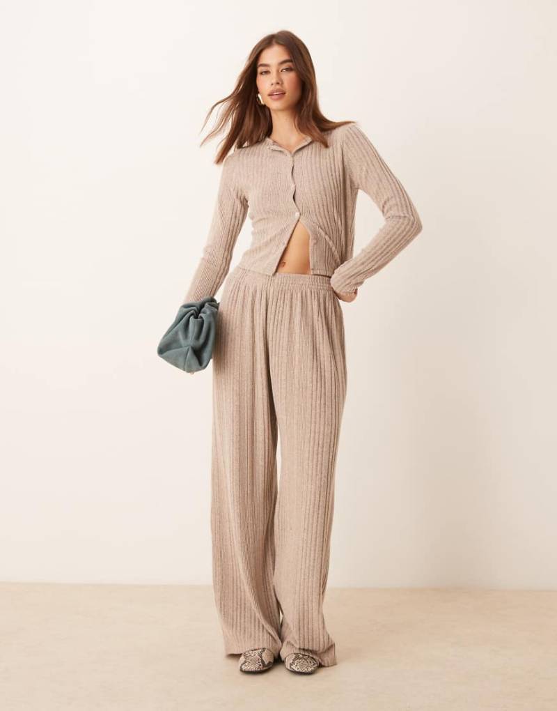 Miss Selfridge - Strickjacke aus angerautem, grobem Rippstoff in Steinbeige-Grün von Miss Selfridge