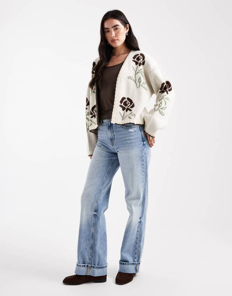 Miss Selfridge - Offene Strickjacke in Creme und Schokobraun mit Blumenmuster-Gelb von Miss Selfridge