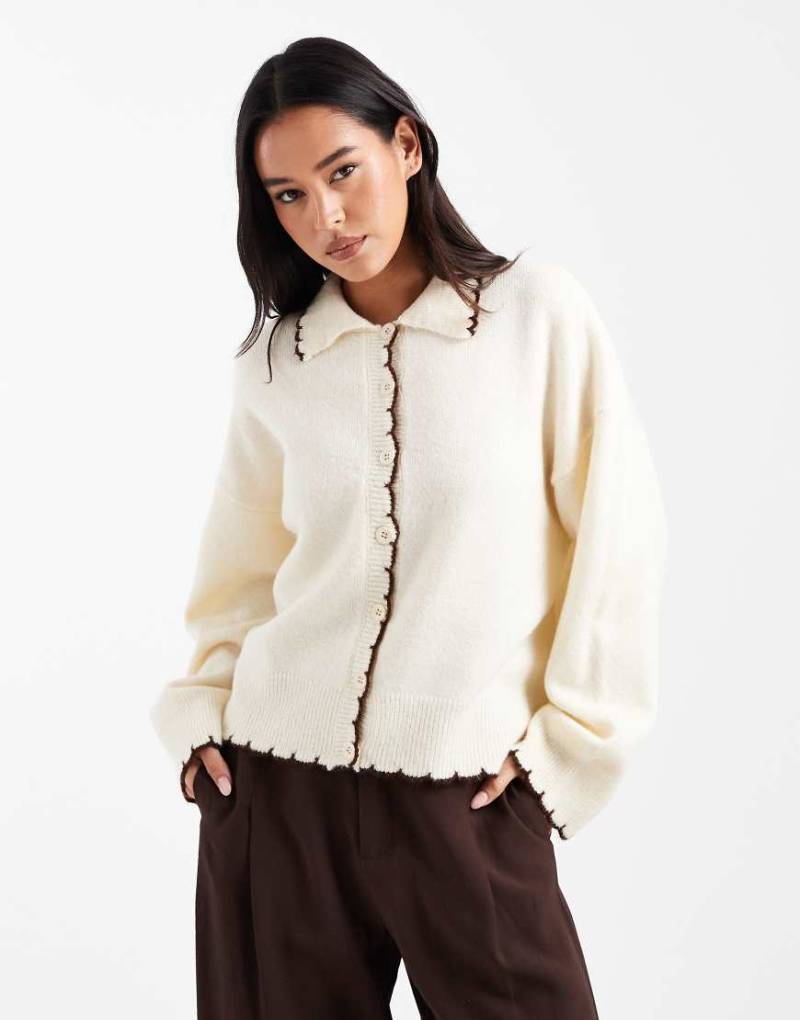 Miss Selfridge - Strickjacke in Buttermilchgelb mit Languettenstich und schokobraunen Zierstreifen von Miss Selfridge
