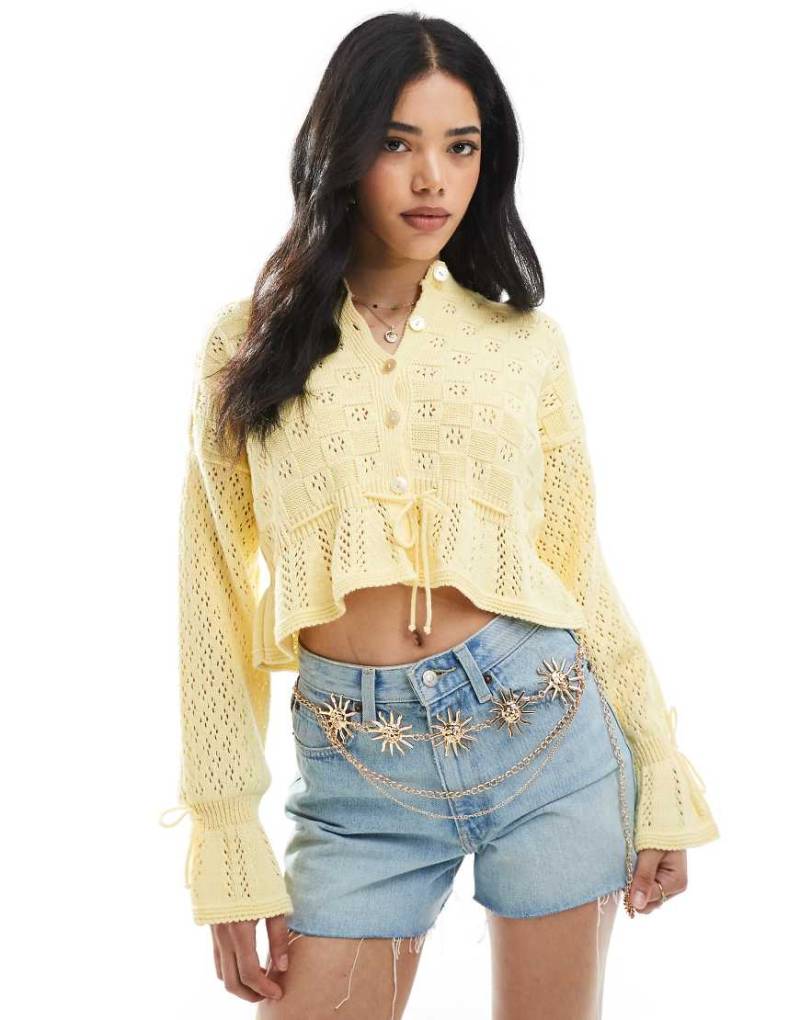 Miss Selfridge - Strickjacke in Buttermilchgelb mit Rüschen und Bindedetail an Taille von Miss Selfridge