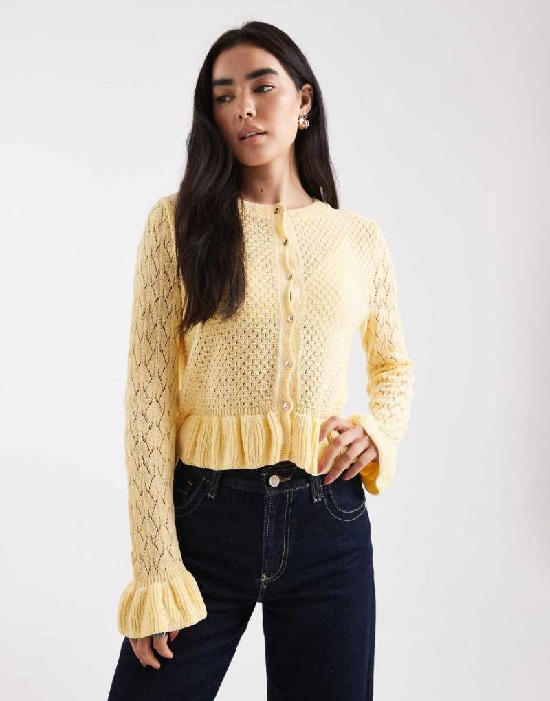 Miss Selfridge - Strickjacke in Buttermilchgelb mit Schößchen-Weiß von Miss Selfridge