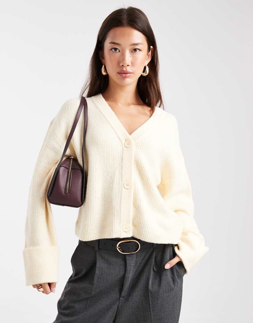 Miss Selfridge - Strickjacke in Buttermilchgelb mit breiten Bündchen und V-Ausschnitt-Weiß von Miss Selfridge