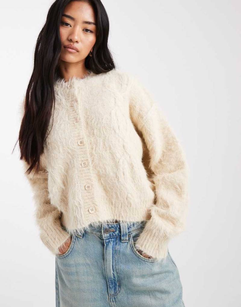Miss Selfridge - Strickjacke in Buttermilchgelb mit flauschigem Zopfmuster und Rundhalsausschnitt von Miss Selfridge
